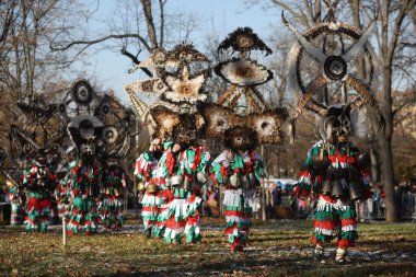 Sofya, Bulgaristan - 05 Ocak 2025: Bulgaristan 'ın Sofya kentinde düzenlenen Surva maskeli oyun festivali. Maskeli ve ritüel kostümlü Kukeri geçidi denilen insanlar, Sofya ve Bulgaristan 'daki kötü ruhları kovmak için ayin dansları yapıyorlar.