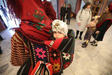 Razlog, Bulgaristan - 21 Ocak 2025: Bulgaristan 'ın Razlog kentinde yaşayanlar Babinden' i veya ebe gününü kutluyorlar. Bayram, kadınların doğum yapmasına yardım eden büyükannelere adanmıştır..