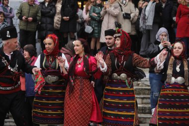 Razlog, Bulgaristan - 21 Ocak 2025: Bulgaristan 'ın Razlog kentinde yaşayanlar Babinden' i veya ebe gününü kutluyorlar. Bayram, kadınların doğum yapmasına yardım eden büyükannelere adanmıştır..