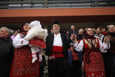 Razlog, Bulgaristan - 21 Ocak 2025: Bulgaristan 'ın Razlog kentinde yaşayanlar Babinden' i veya ebe gününü kutluyorlar. Bayram, kadınların doğum yapmasına yardım eden büyükannelere adanmıştır..