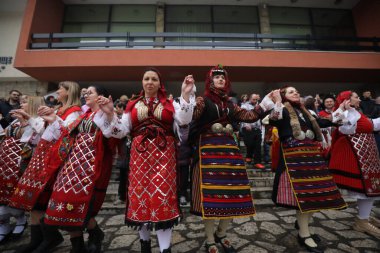 Razlog, Bulgaristan - 21 Ocak 2025: Bulgaristan 'ın Razlog kentinde yaşayanlar Babinden' i veya ebe gününü kutluyorlar. Bayram, kadınların doğum yapmasına yardım eden büyükannelere adanmıştır..