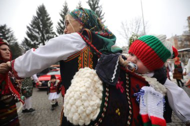 Razlog, Bulgaristan - 21 Ocak 2025: Bulgaristan 'ın Razlog kentinde yaşayanlar Babinden' i veya ebe gününü kutluyorlar. Bayram, kadınların doğum yapmasına yardım eden büyükannelere adanmıştır..