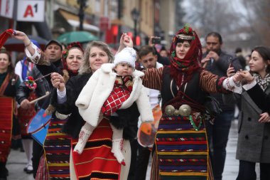 Razlog, Bulgaristan - 21 Ocak 2025: Bulgaristan 'ın Razlog kentinde yaşayanlar Babinden' i veya ebe gününü kutluyorlar. Bayram, kadınların doğum yapmasına yardım eden büyükannelere adanmıştır..