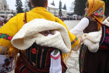 Razlog, Bulgaristan - 21 Ocak 2025: Bulgaristan 'ın Razlog kentinde yaşayanlar Babinden' i veya ebe gününü kutluyorlar. Bayram, kadınların doğum yapmasına yardım eden büyükannelere adanmıştır..