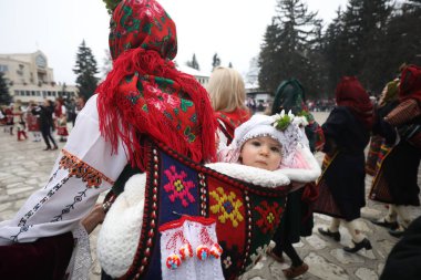 Razlog, Bulgaristan - 21 Ocak 2025: Bulgaristan 'ın Razlog kentinde yaşayanlar Babinden' i veya ebe gününü kutluyorlar. Bayram, kadınların doğum yapmasına yardım eden büyükannelere adanmıştır..