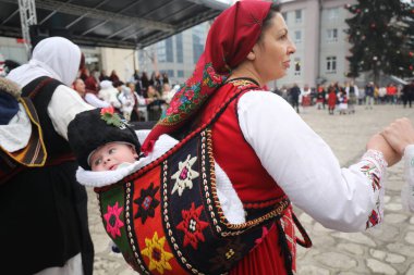 Razlog, Bulgaristan - 21 Ocak 2025: Bulgaristan 'ın Razlog kentinde yaşayanlar Babinden' i veya ebe gününü kutluyorlar. Bayram, kadınların doğum yapmasına yardım eden büyükannelere adanmıştır..