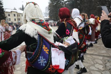Razlog, Bulgaristan - 21 Ocak 2025: Bulgaristan 'ın Razlog kentinde yaşayanlar Babinden' i veya ebe gününü kutluyorlar. Bayram, kadınların doğum yapmasına yardım eden büyükannelere adanmıştır..