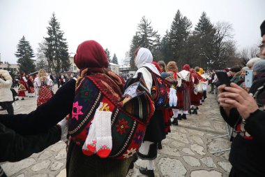 Razlog, Bulgaristan - 21 Ocak 2025: Bulgaristan 'ın Razlog kentinde yaşayanlar Babinden' i veya ebe gününü kutluyorlar. Bayram, kadınların doğum yapmasına yardım eden büyükannelere adanmıştır..