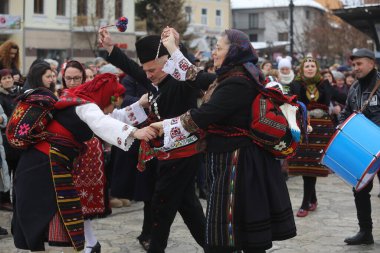Razlog, Bulgaristan - 21 Ocak 2025: Bulgaristan 'ın Razlog kentinde yaşayanlar Babinden' i veya ebe gününü kutluyorlar. Bayram, kadınların doğum yapmasına yardım eden büyükannelere adanmıştır..