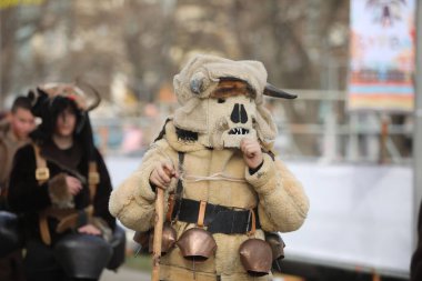 Pernik, Bulgaristan - 24 Ocak 2025: Bulgaristan 'ın Pernik kentinde düzenlenen 31. Uluslararası Maskeli Balo Festivali Surva. Kukeri adındaki maskeli insanlar dans ediyor ve kötü ruhları korkutmak için gösteri yapıyorlar..