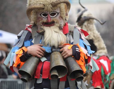 Pernik, Bulgaristan - 24 Ocak 2025: Bulgaristan 'ın Pernik kentinde düzenlenen 31. Uluslararası Maskeli Balo Festivali Surva. Kukeri adındaki maskeli insanlar dans ediyor ve kötü ruhları korkutmak için gösteri yapıyorlar..
