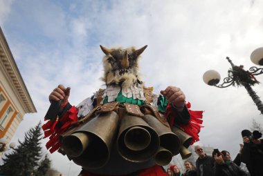 Pernik, Bulgaristan - 24 Ocak 2025: Bulgaristan 'ın Pernik kentinde düzenlenen 31. Uluslararası Maskeli Balo Festivali Surva. Kukeri adındaki maskeli insanlar dans ediyor ve kötü ruhları korkutmak için gösteri yapıyorlar..