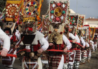 Pernik, Bulgaristan - 24 Ocak 2025: Bulgaristan 'ın Pernik kentinde düzenlenen 31. Uluslararası Maskeli Balo Festivali Surva. Kukeri adındaki maskeli insanlar dans ediyor ve kötü ruhları korkutmak için gösteri yapıyorlar..