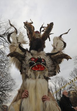 Pernik, Bulgaristan - 24 Ocak 2025: Bulgaristan 'ın Pernik kentinde düzenlenen 31. Uluslararası Maskeli Balo Festivali Surva. Kukeri adındaki maskeli insanlar dans ediyor ve kötü ruhları korkutmak için gösteri yapıyorlar..