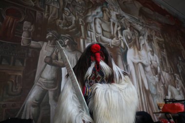 Pernik, Bulgaristan - 25 Ocak 2025: Bulgaristan 'ın Pernik kentinde düzenlenen 31. Uluslararası Maskeli Balo Festivali Surva. Kukeri adındaki maskeli insanlar dans ediyor ve kötü ruhları korkutmak için gösteri yapıyorlar..