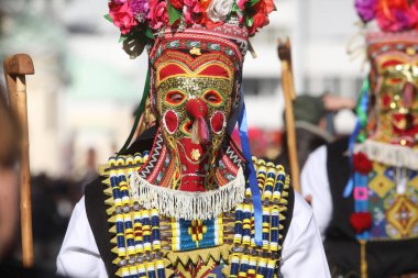 Pernik, Bulgaristan - 25 Ocak 2025: Bulgaristan 'ın Pernik kentinde düzenlenen 31. Uluslararası Maskeli Balo Festivali Surva. Kukeri adındaki maskeli insanlar dans ediyor ve kötü ruhları korkutmak için gösteri yapıyorlar..