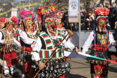 Pernik, Bulgaristan - 25 Ocak 2025: Bulgaristan 'ın Pernik kentinde düzenlenen 31. Uluslararası Maskeli Balo Festivali Surva. Kukeri adındaki maskeli insanlar dans ediyor ve kötü ruhları korkutmak için gösteri yapıyorlar..
