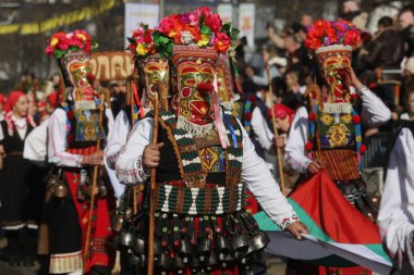 Pernik, Bulgaristan - 25 Ocak 2025: Bulgaristan 'ın Pernik kentinde düzenlenen 31. Uluslararası Maskeli Balo Festivali Surva. Kukeri adındaki maskeli insanlar dans ediyor ve kötü ruhları korkutmak için gösteri yapıyorlar..