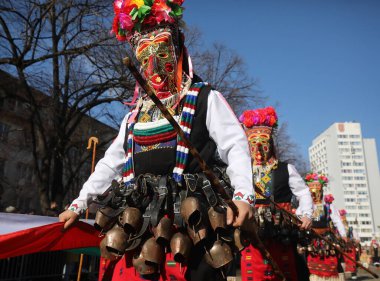 Pernik, Bulgaristan - 25 Ocak 2025: Bulgaristan 'ın Pernik kentinde düzenlenen 31. Uluslararası Maskeli Balo Festivali Surva. Kukeri adındaki maskeli insanlar dans ediyor ve kötü ruhları korkutmak için gösteri yapıyorlar..