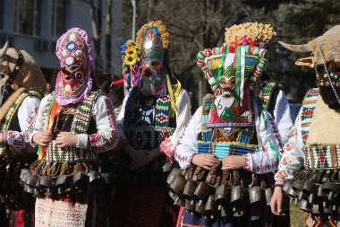 Pernik, Bulgaristan - 25 Ocak 2025: Bulgaristan 'ın Pernik kentinde düzenlenen 31. Uluslararası Maskeli Balo Festivali Surva. Kukeri adındaki maskeli insanlar dans ediyor ve kötü ruhları korkutmak için gösteri yapıyorlar..