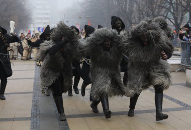 Pernik, Bulgaristan - 25 Ocak 2025: Bulgaristan 'ın Pernik kentinde düzenlenen 31. Uluslararası Maskeli Balo Festivali' ne geleneksel maskeler Urthos ve Buttudos Fonni 'yi sunan Kültür Derneği katıldı