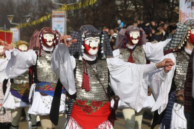 Pernik, Bulgaristan - 25 Ocak 2025: Maskeli balo grubu - Naoussa, Greecee Bulgaristan 'ın Pernik kentinde düzenlenen 31. Uluslararası Maskeli Balo Festivali' nde antik folklor geleneğini sundu