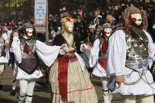Pernik, Bulgaristan - 25 Ocak 2025: Maskeli balo grubu - Naoussa, Greecee Bulgaristan 'ın Pernik kentinde düzenlenen 31. Uluslararası Maskeli Balo Festivali' nde antik folklor geleneğini sundu