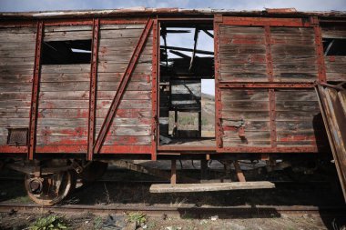 İstasyonda terkedilmiş eski demiryolu vagonları, terkedilmiş bir istasyonda eski tren arabaları