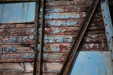 Tren istasyonunda terk edilmiş bir yük vagonunun eski boyası.