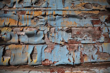 Tren istasyonunda terk edilmiş bir yük vagonunun eski boyası.