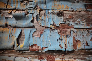 Tren istasyonunda terk edilmiş bir yük vagonunun eski boyası.