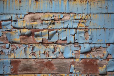 Tren istasyonunda terk edilmiş bir yük vagonunun eski boyası.