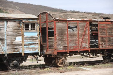 İstasyonda terkedilmiş eski demiryolu vagonları, terkedilmiş bir istasyonda eski tren arabaları