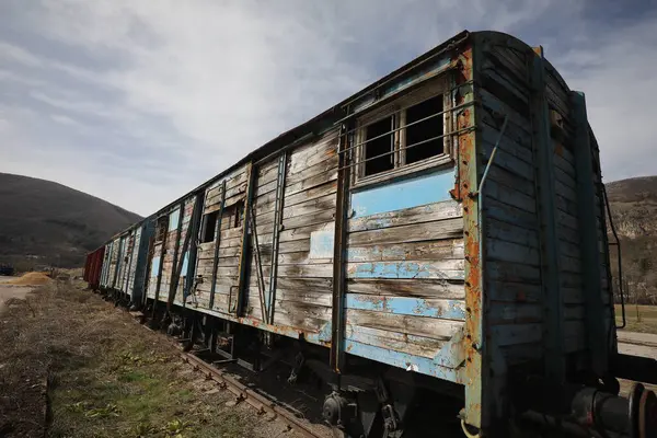 İstasyonda terkedilmiş eski demiryolu vagonları, terkedilmiş bir istasyonda eski tren arabaları