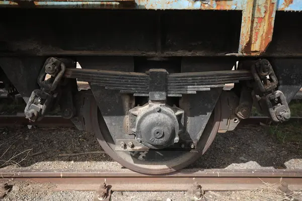 İstasyonda terkedilmiş eski demiryolu vagonları, terkedilmiş bir istasyonda eski tren arabaları