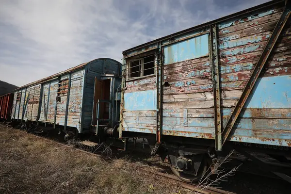 İstasyonda terkedilmiş eski demiryolu vagonları, terkedilmiş bir istasyonda eski tren arabaları