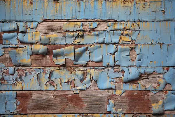 Tren istasyonunda terk edilmiş bir yük vagonunun eski boyası.