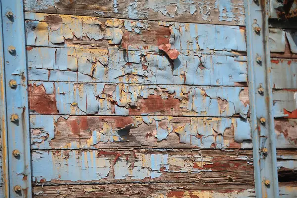 Tren istasyonunda terk edilmiş bir yük vagonunun eski boyası.