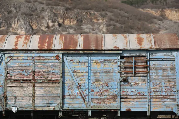 İstasyonda terkedilmiş eski demiryolu vagonları, terkedilmiş bir istasyonda eski tren arabaları