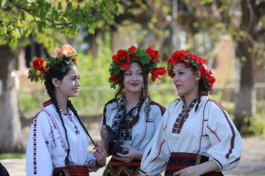 Koynare, Bulgaristan - 13 Nisan 2025: Lazarovden geleneksel bir Bulgar bayramıdır. Kızlar saçlarını süsler ve köyde şarkı söyleyip dans ederler. Evliliğe hazır olduklarını gösterirler..