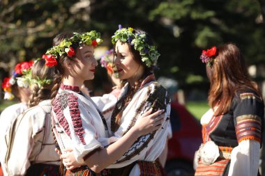 Bulgaristan 'ın Koinare kenti - 13 Nisan 2025: Lazarus Günü geleneksel bir Bulgar bayramıdır. Kızlar saçlarını süsler ve köyde şarkılar ve danslarla dolaşırlar, böylece evlenmeye hazır olduklarını gösterirler.