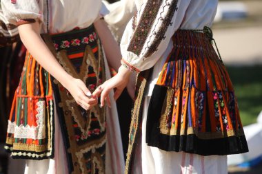 Bulgaristan 'ın Koinare kenti - 13 Nisan 2025: Lazarus Günü geleneksel bir Bulgar bayramıdır. Kızlar saçlarını süsler ve köyde şarkılar ve danslarla dolaşırlar, böylece evlenmeye hazır olduklarını gösterirler.