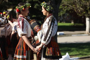 Bulgaristan 'ın Koinare kenti - 13 Nisan 2025: Lazarus Günü geleneksel bir Bulgar bayramıdır. Kızlar saçlarını süsler ve köyde şarkılar ve danslarla dolaşırlar, böylece evlenmeye hazır olduklarını gösterirler.