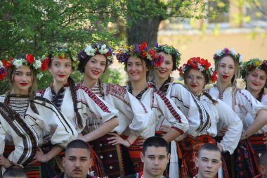 Bulgaristan 'ın Koinare kenti - 13 Nisan 2025: Lazarus Günü geleneksel bir Bulgar bayramıdır. Kızlar saçlarını süsler ve köyde şarkılar ve danslarla dolaşırlar, böylece evlenmeye hazır olduklarını gösterirler.