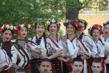 Bulgaristan 'ın Koinare kenti - 13 Nisan 2025: Lazarus Günü geleneksel bir Bulgar bayramıdır. Kızlar saçlarını süsler ve köyde şarkılar ve danslarla dolaşırlar, böylece evlenmeye hazır olduklarını gösterirler.