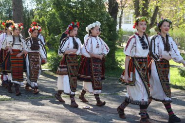 Bulgaristan 'ın Koinare kenti - 13 Nisan 2025: Lazarus Günü geleneksel bir Bulgar bayramıdır. Kızlar saçlarını süsler ve köyde şarkılar ve danslarla dolaşırlar, böylece evlenmeye hazır olduklarını gösterirler.