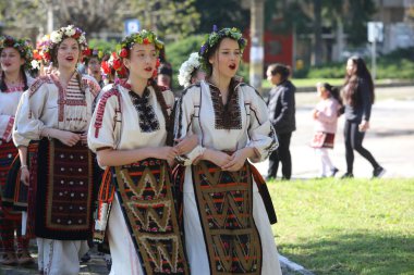 Bulgaristan 'ın Koinare kenti - 13 Nisan 2025: Lazarus Günü geleneksel bir Bulgar bayramıdır. Kızlar saçlarını süsler ve köyde şarkılar ve danslarla dolaşırlar, böylece evlenmeye hazır olduklarını gösterirler.