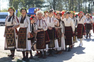 Bulgaristan 'ın Koinare kenti - 13 Nisan 2025: Lazarus Günü geleneksel bir Bulgar bayramıdır. Kızlar saçlarını süsler ve köyde şarkılar ve danslarla dolaşırlar, böylece evlenmeye hazır olduklarını gösterirler.