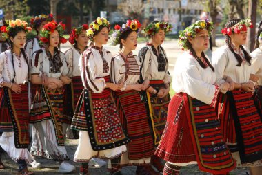 Bulgaristan 'ın Koinare kenti - 13 Nisan 2025: Lazarus Günü geleneksel bir Bulgar bayramıdır. Kızlar saçlarını süsler ve köyde şarkılar ve danslarla dolaşırlar, böylece evlenmeye hazır olduklarını gösterirler.