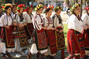 Bulgaristan 'ın Koinare kenti - 13 Nisan 2025: Lazarus Günü geleneksel bir Bulgar bayramıdır. Kızlar saçlarını süsler ve köyde şarkılar ve danslarla dolaşırlar, böylece evlenmeye hazır olduklarını gösterirler.